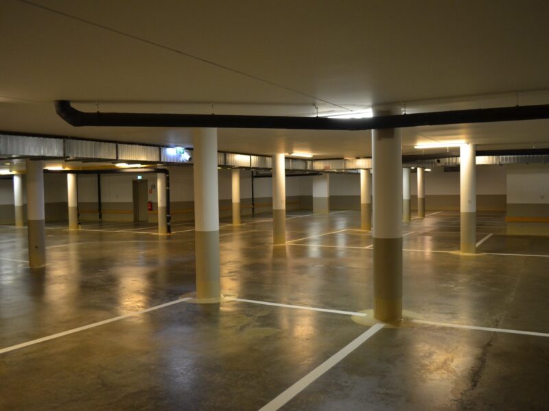 Nyligen städat garage tomt på fordon