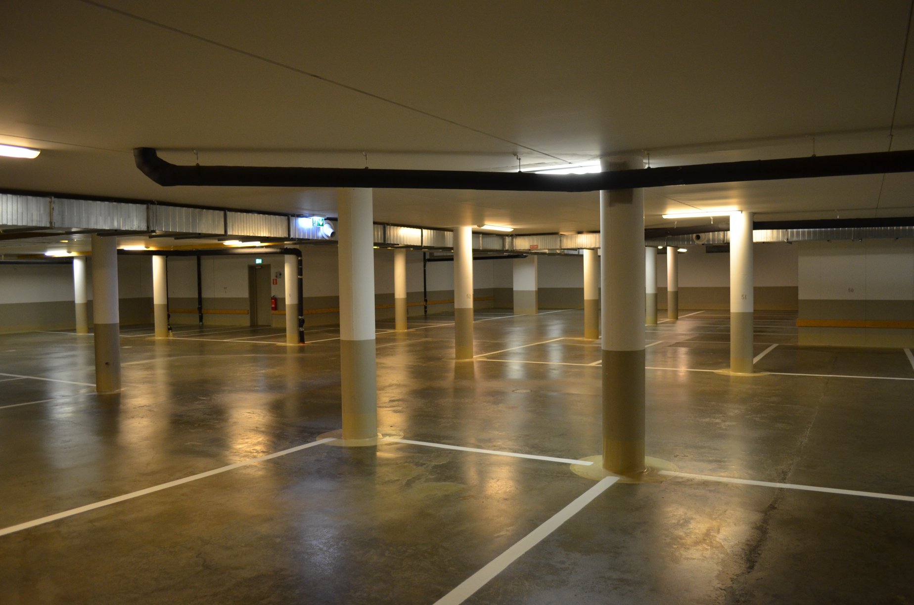Nyligen städat garage tomt på fordon