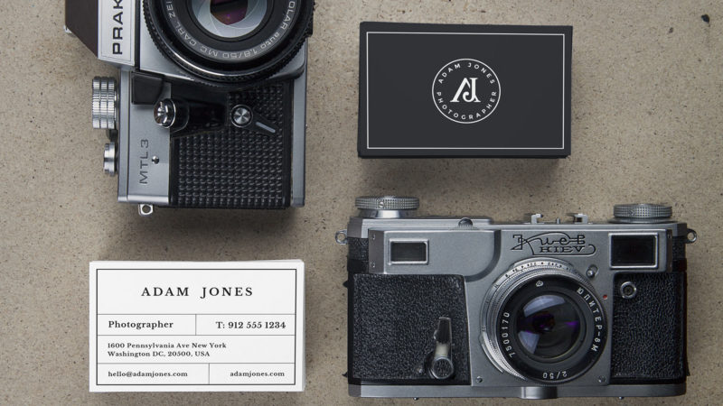 Två kameror och en låda samt visitkort. Ett förslag för design till hemsida.