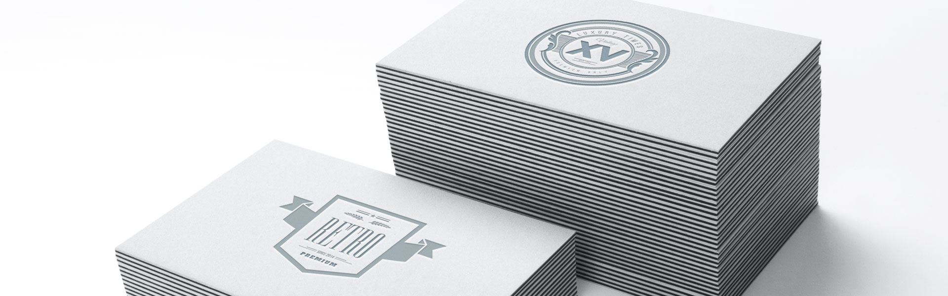 Två olika stora högar med visitkort som har designförslag. Den ena är "retro" och den andra är "klassisk"