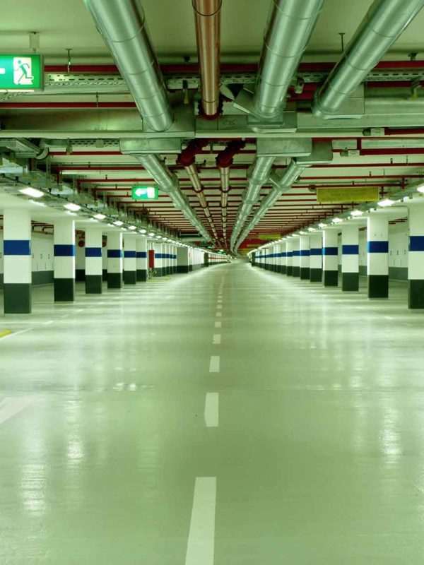 Nystädat parkeringshus där vi på Coreclean utfört dammbindning för att undvika skador i golvet.