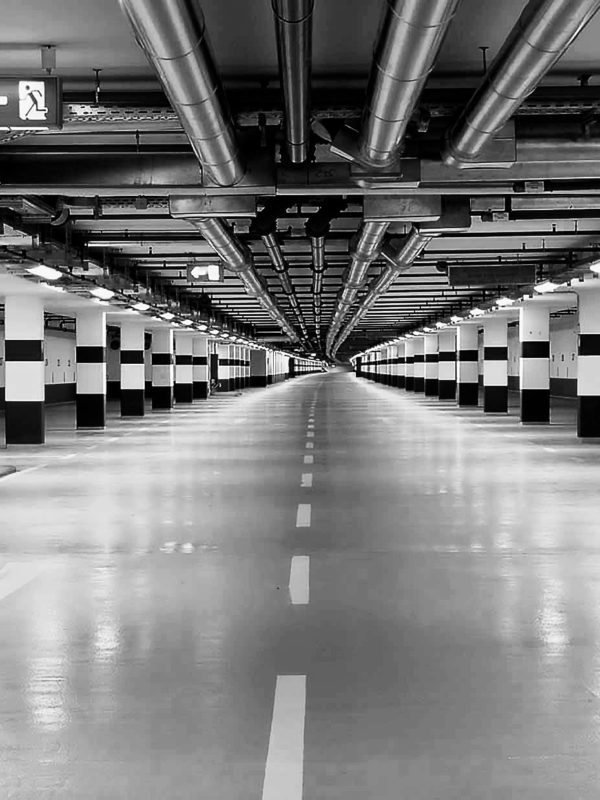 Nystädat parkeringshus där vi på Coreclean utfört dammbindning för att undvika skador i golvet.