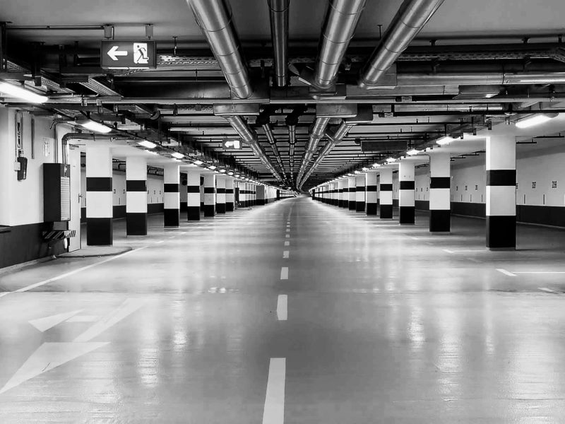 Nystädat parkeringshus där vi på Coreclean utfört dammbindning för att undvika skador i golvet.