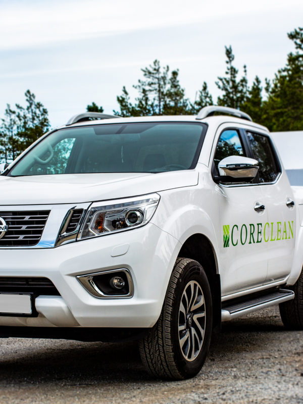 Coreclean-bil packad med utrustning för att städa ditt garage/parkeringshus eller din industrilokal.