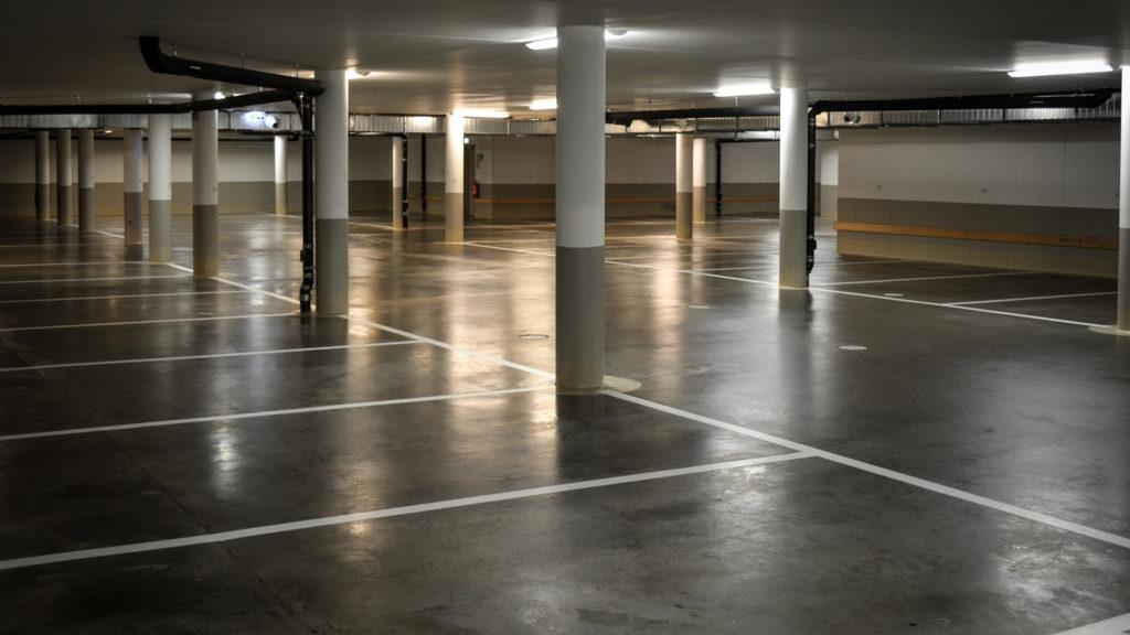 Nystädat garage med linjemålning utfört av Coreclean.