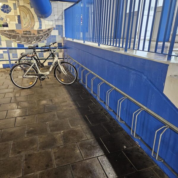 Ren blå vägg och cykelställ efter garagestädning i Karlstad