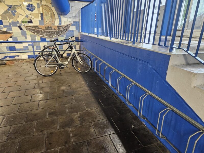 Ren blå vägg och cykelställ efter garagestädning i Karlstad