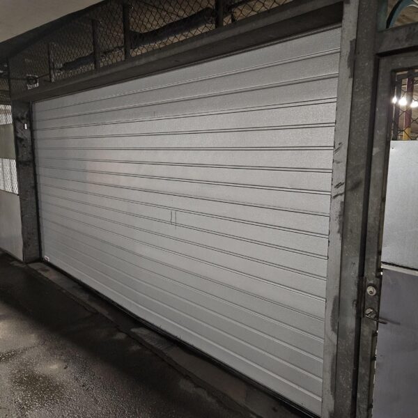 Ren garageport efter garagestädning i Karlstad